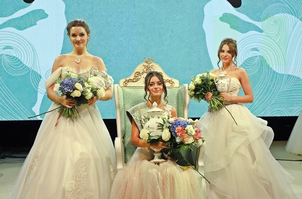 Herend porcelain trophies and porcelain hearts at Anna Ball